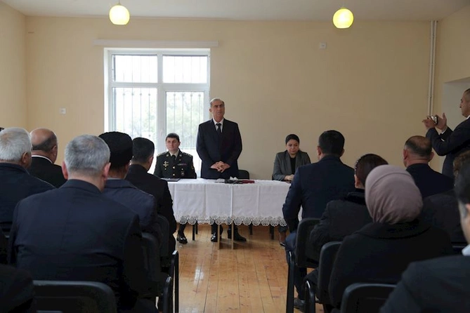 Sevindik Hətəmov növbəti səyyar qəbul-görüş keçirdi — FOTOLAR Sevindik Hətəmov növbəti səyyar qəbul-görüş keçirdi — FOTOLAR