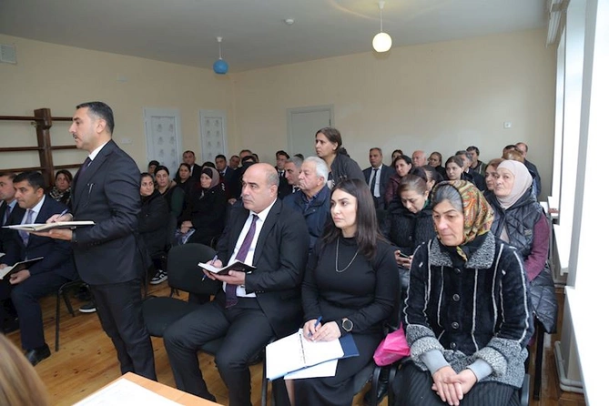 Sevindik Hətəmov növbəti səyyar qəbul-görüş keçirdi — FOTOLAR Sevindik Hətəmov növbəti səyyar qəbul-görüş keçirdi — FOTOLAR