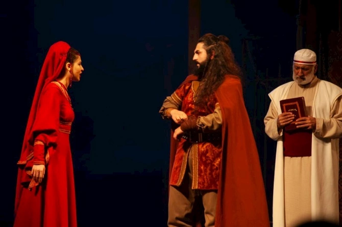 Şəki teatrı “Dar ağacı” tamaşası ilə paytaxt sənətsevərlərinin qonağı olub — FOTOLAR