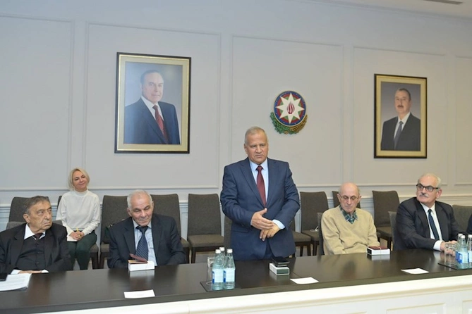 Emin Əmrullayev yüksək dövlət təltiflərinə layiq görülmüş alimlərlə görüşdü — FOTOLAR Emin Əmrullayev yüksək dövlət təltiflərinə layiq görülmüş alimlərlə görüşdü — FOTOLAR