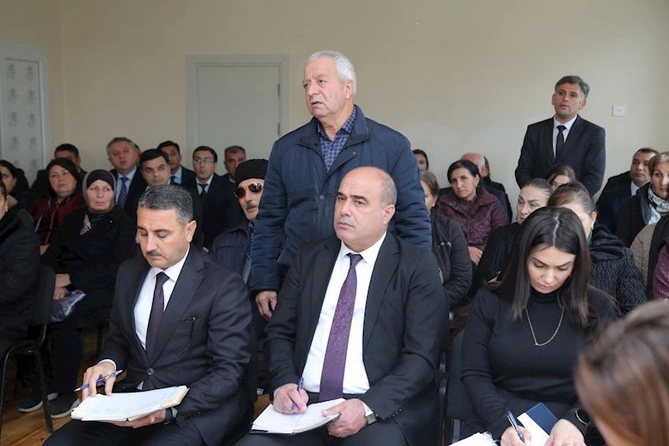 Sevindik Hətəmov növbəti səyyar qəbul-görüş keçirdi — FOTOLAR Sevindik Hətəmov növbəti səyyar qəbul-görüş keçirdi — FOTOLAR