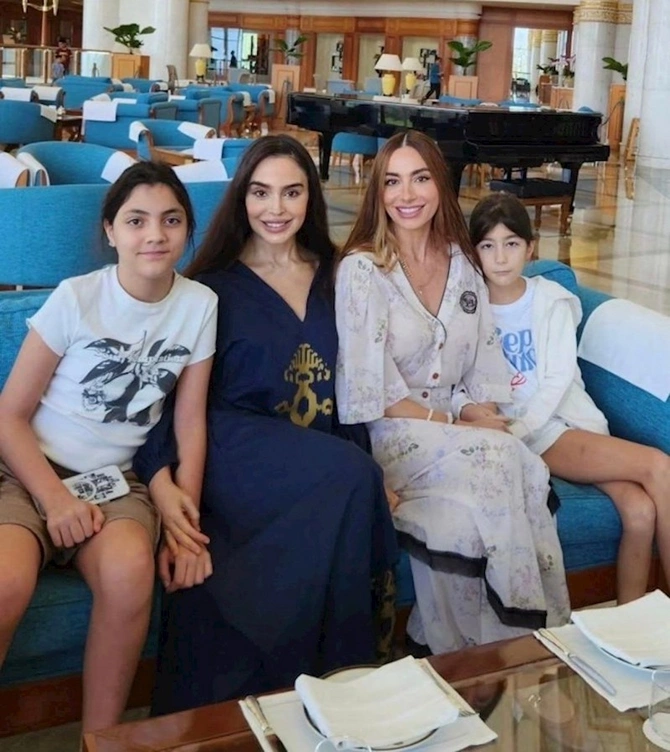 Leyla və Arzu Əliyevalar qızları ilə — FOTO