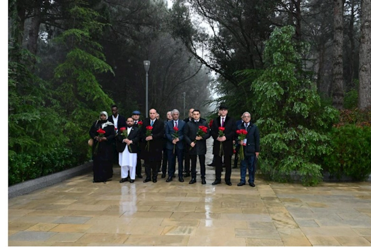 “İƏT Mədəniyyət Festivalı: Bakı Yaradıcı Həftə — 2025”in rəsmi qonaqları Ümummilli Lider Heydər Əliyevin məzarını ziyarət ediblər (FOTOLAR)