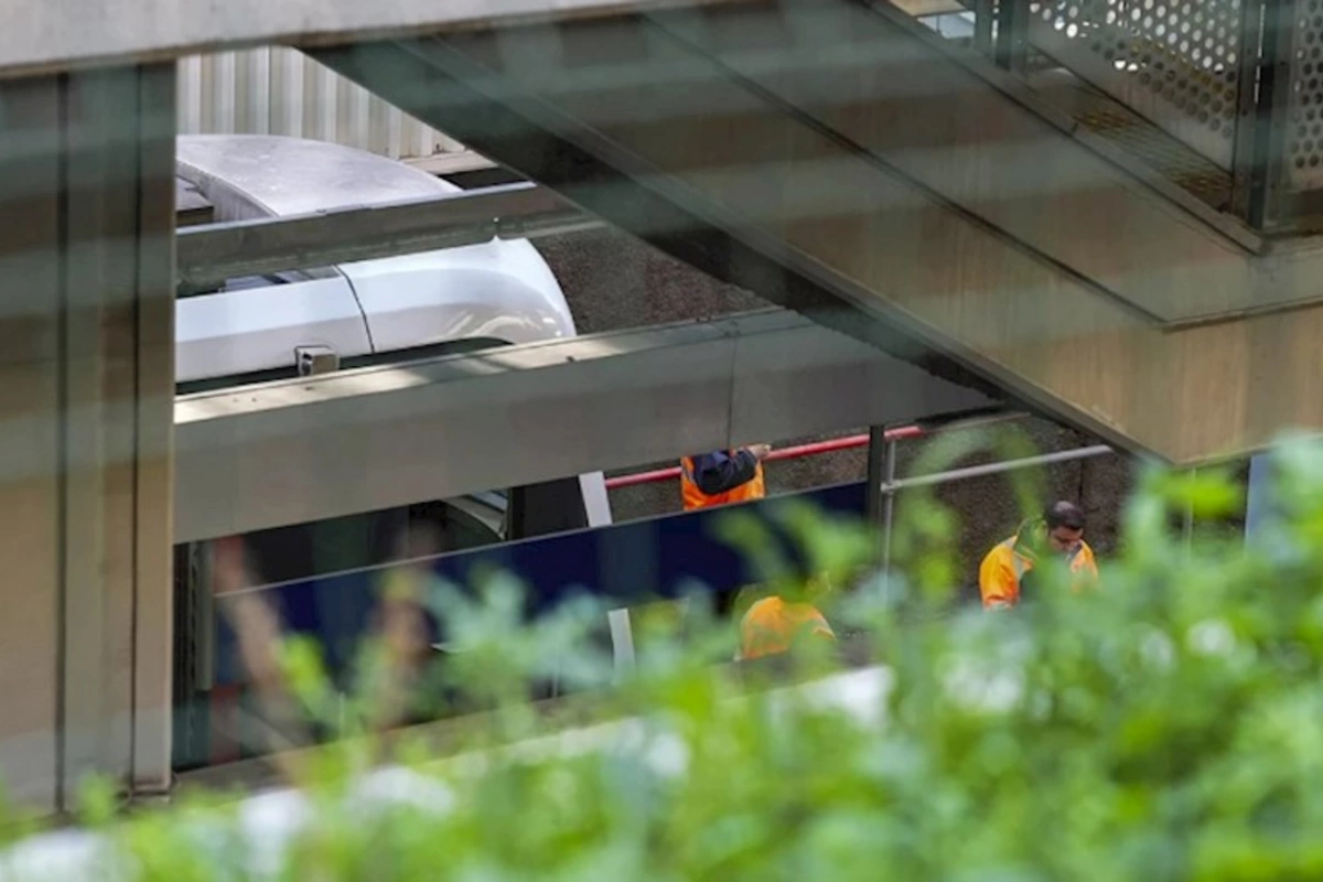 İzmirdə metro qatarı relsdən çıxdı