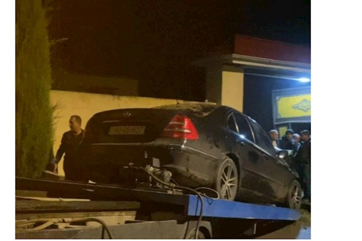 Maşın darvazaya çırpıldı, sürücü öldü