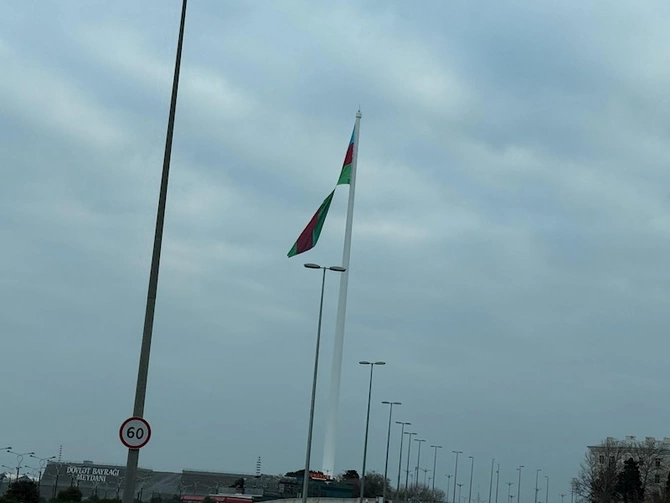 Bayraq Meydanında BİABIRÇILIQ: Bayraq cırıldı, aidiyyəti qurumlar isə... — VİDEO (FOTOLAR)