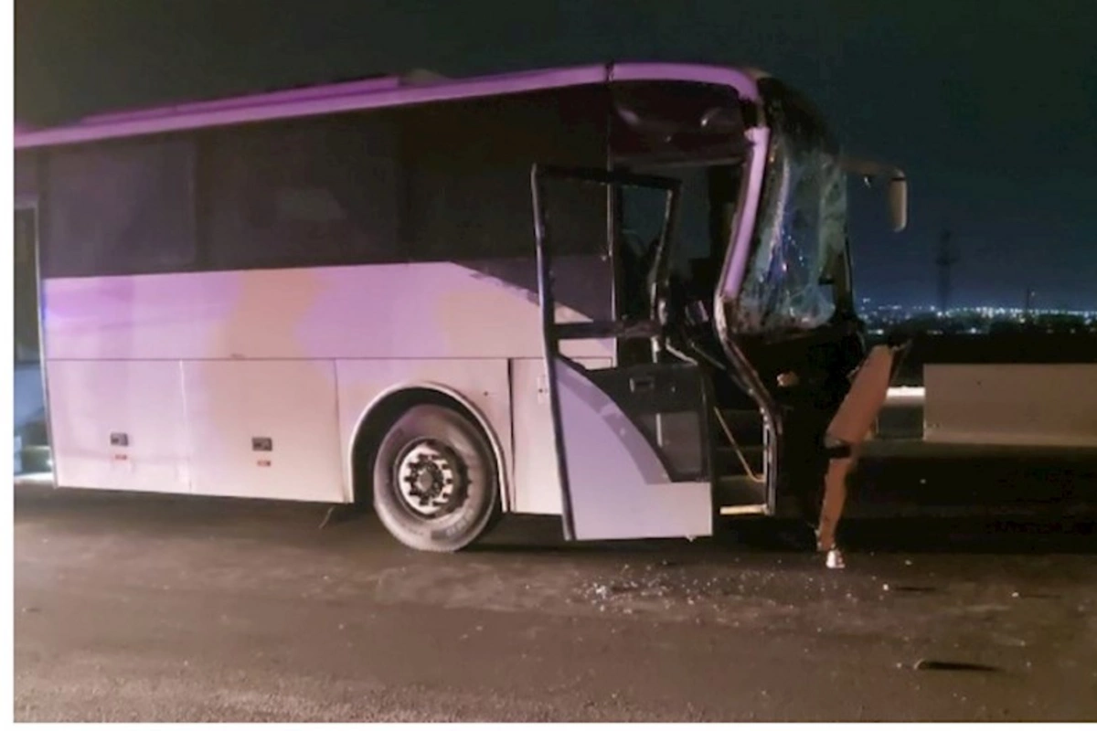 Bakı-Xudat marşrut avtobusu yük avtomobili ilə toqquşub, yaralanan var