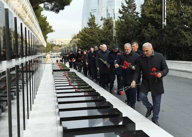 Azərişıq ASC-nin rəhbər heyəti Fəxri və Şəhidlər xiyabanlarını ziyarət edib — FOTOLAR Azərişıq ASC-nin rəhbər heyəti Fəxri və Şəhidlər xiyabanlarını ziyarət edib — FOTOLAR