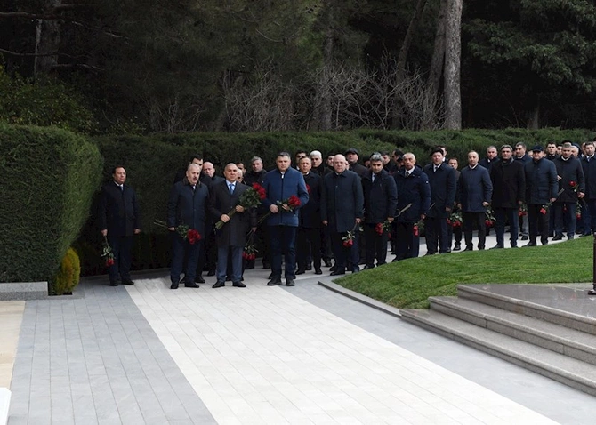 Azərişıq ASC-nin rəhbər heyəti Fəxri və Şəhidlər xiyabanlarını ziyarət edib — FOTOLAR Azərişıq ASC-nin rəhbər heyəti Fəxri və Şəhidlər xiyabanlarını ziyarət edib — FOTOLAR