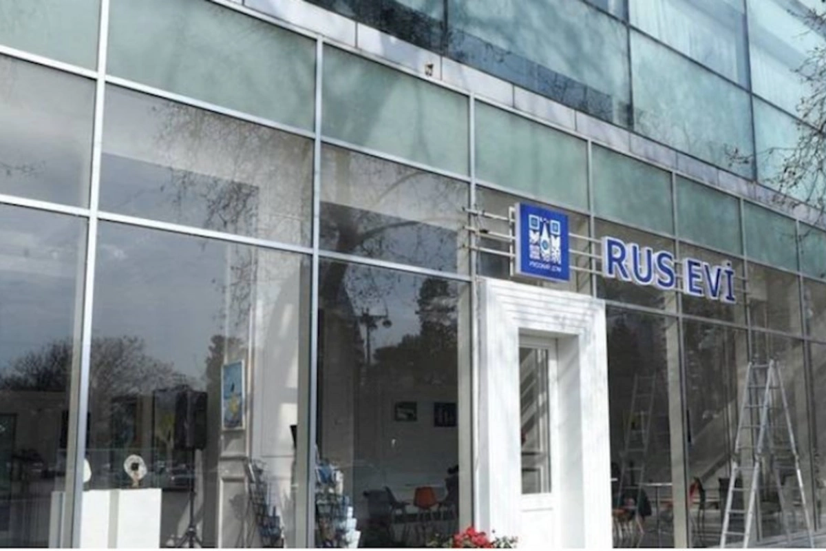 Bakıda “Rus evi”nin yerləşdiyi binadakı lövhə və yazılar sökülür