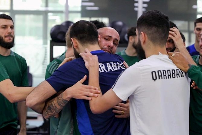 Qarabağla ağlayaraq vidalaşdı — FOTO Qarabağla ağlayaraq vidalaşdı — FOTO