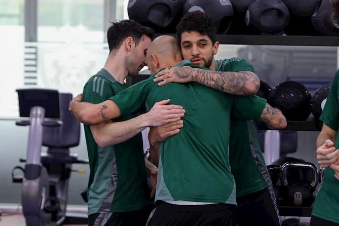 Qarabağla ağlayaraq vidalaşdı — FOTO Qarabağla ağlayaraq vidalaşdı — FOTO
