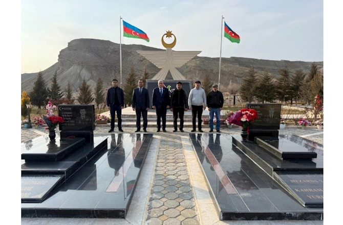 Vüqar Rəhimzadə şəhid ailələrini və ən yaşlı sakinləri ziyarət etdi — FOTOLAR Vüqar Rəhimzadə şəhid ailələrini və ən yaşlı sakinləri ziyarət etdi — FOTOLAR
