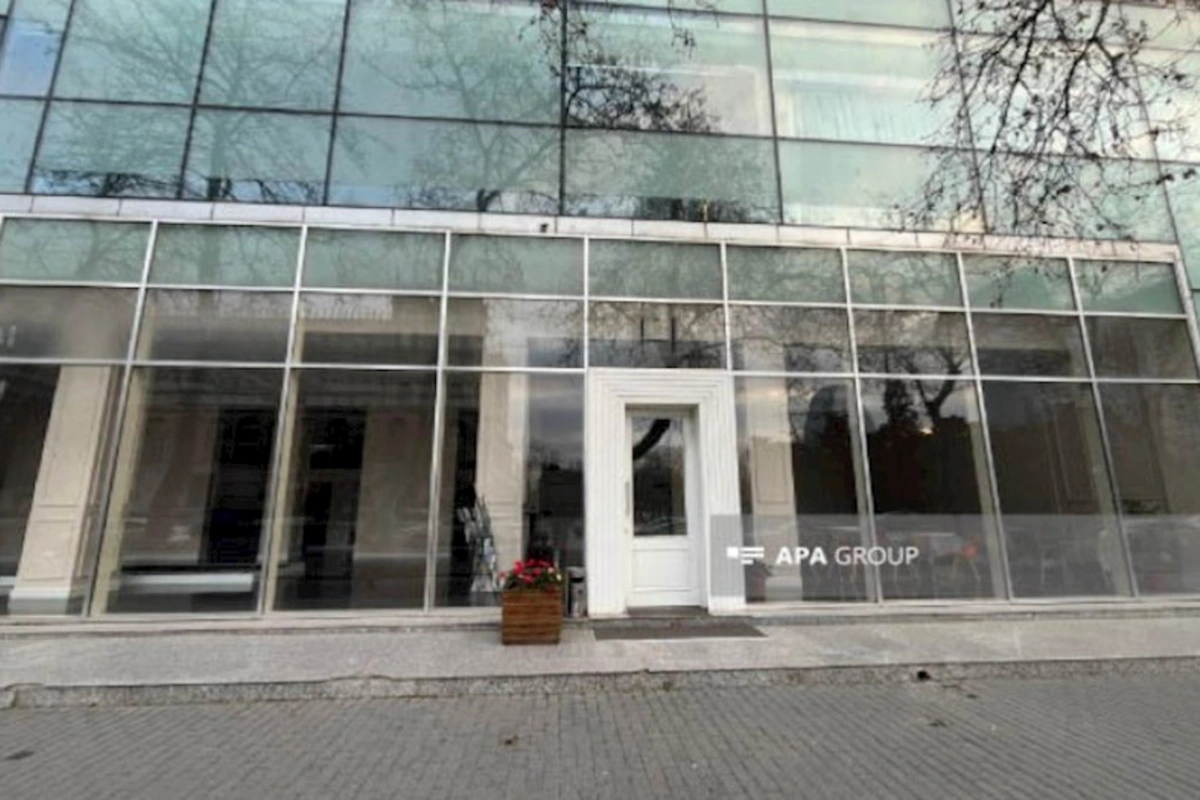 Rus Evinin fəaliyyət göstərdiyi binanın üzərindəki lövhə söküldü