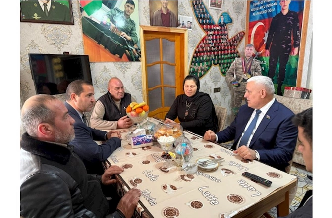 Vüqar Rəhimzadə şəhid ailələrini və ən yaşlı sakinləri ziyarət etdi — FOTOLAR Vüqar Rəhimzadə şəhid ailələrini və ən yaşlı sakinləri ziyarət etdi — FOTOLAR
