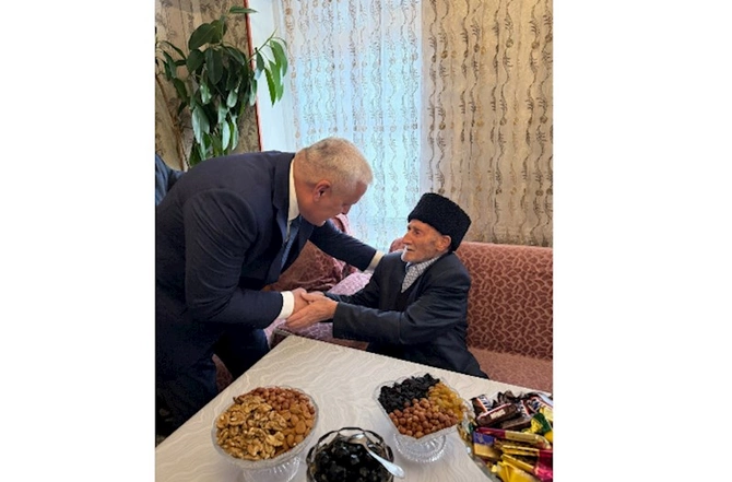 Vüqar Rəhimzadə şəhid ailələrini və ən yaşlı sakinləri ziyarət etdi — FOTOLAR Vüqar Rəhimzadə şəhid ailələrini və ən yaşlı sakinləri ziyarət etdi — FOTOLAR