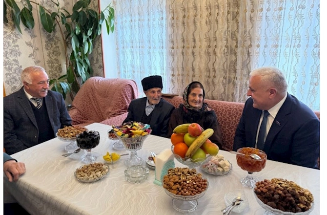 Vüqar Rəhimzadə şəhid ailələrini və ən yaşlı sakinləri ziyarət etdi — FOTOLAR Vüqar Rəhimzadə şəhid ailələrini və ən yaşlı sakinləri ziyarət etdi — FOTOLAR
