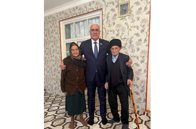 Vüqar Rəhimzadə şəhid ailələrini və ən yaşlı sakinləri ziyarət etdi — FOTOLAR Vüqar Rəhimzadə şəhid ailələrini və ən yaşlı sakinləri ziyarət etdi — FOTOLAR