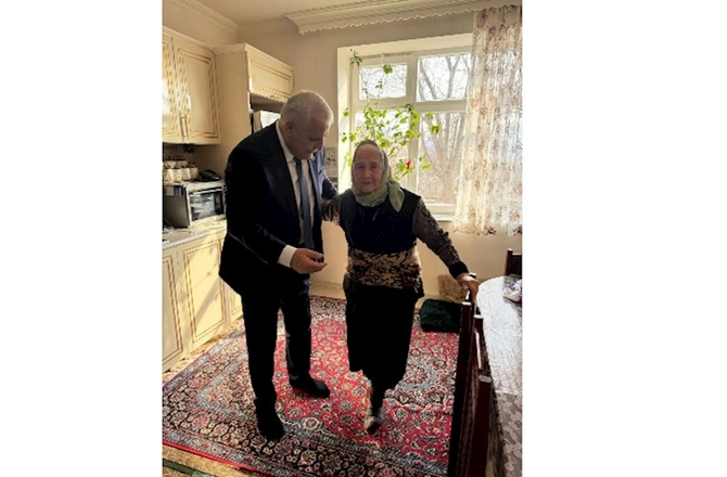 Vüqar Rəhimzadə şəhid ailələrini və ən yaşlı sakinləri ziyarət etdi — FOTOLAR Vüqar Rəhimzadə şəhid ailələrini və ən yaşlı sakinləri ziyarət etdi — FOTOLAR
