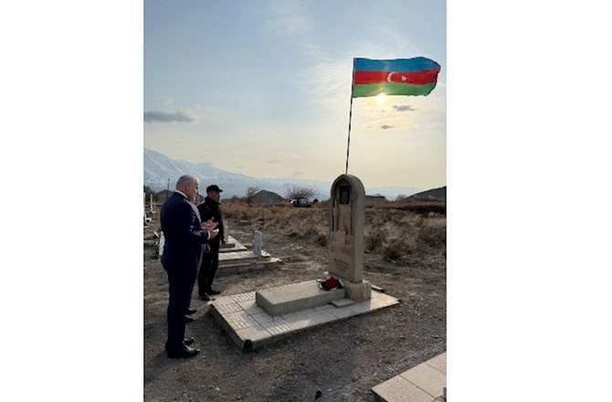 Vüqar Rəhimzadə şəhid ailələrini və ən yaşlı sakinləri ziyarət etdi — FOTOLAR Vüqar Rəhimzadə şəhid ailələrini və ən yaşlı sakinləri ziyarət etdi — FOTOLAR
