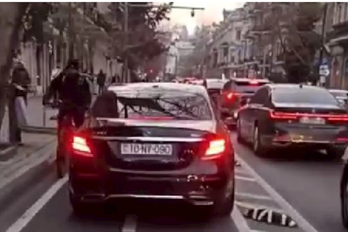 Paytaxtda “Mercedes” sürücüsü velosiped zolağında maşın sürdü — VİDEO