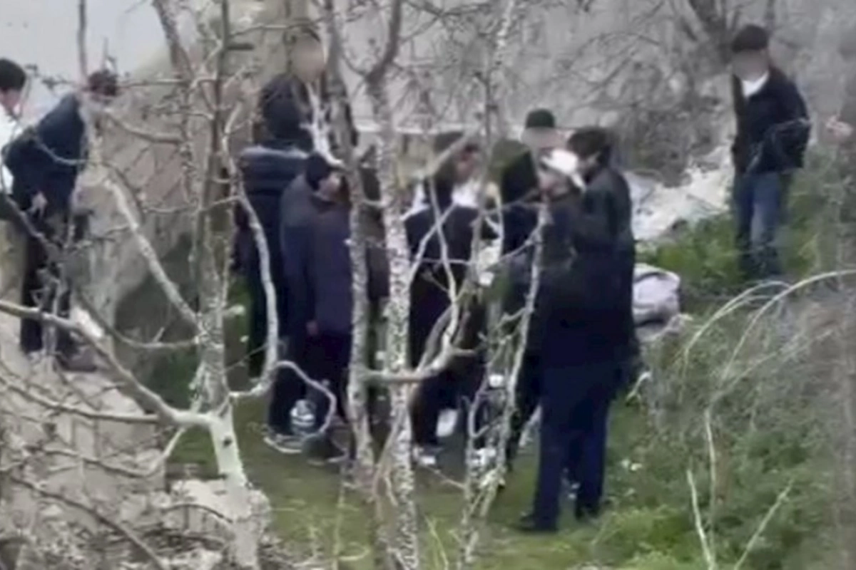 Məktəb ərazisində şagirdi döydülər — Polis araşdırır (VİDEO)