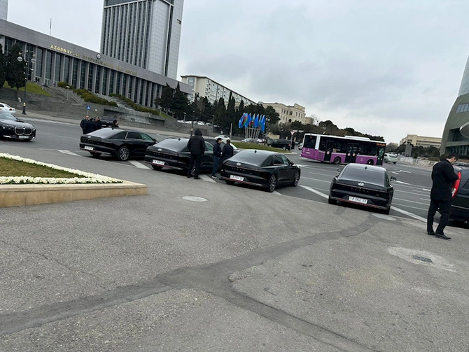 Generallar Şəhidlər Xiyabanını 100 minlik avtomobillərlə ziyarət etdi — FOTOLAR