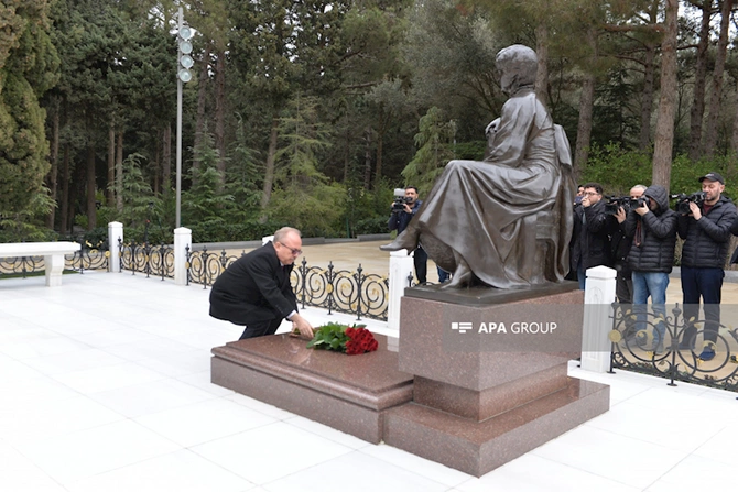 Türkiyənin yeni səfiri Fəxri xiyabanı və Şəhidlər xiyabanını ziyarət edib — FOTOLAR
