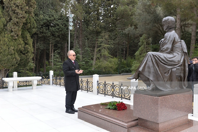 Türkiyənin yeni səfiri Fəxri xiyabanı və Şəhidlər xiyabanını ziyarət edib — FOTOLAR
