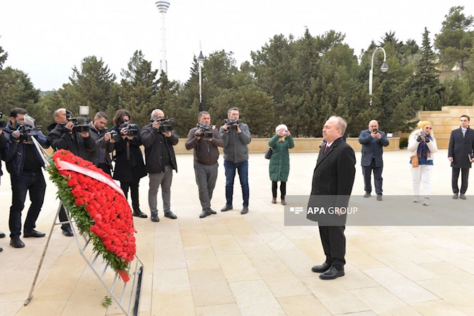 Türkiyənin yeni səfiri Fəxri xiyabanı və Şəhidlər xiyabanını ziyarət edib — FOTOLAR