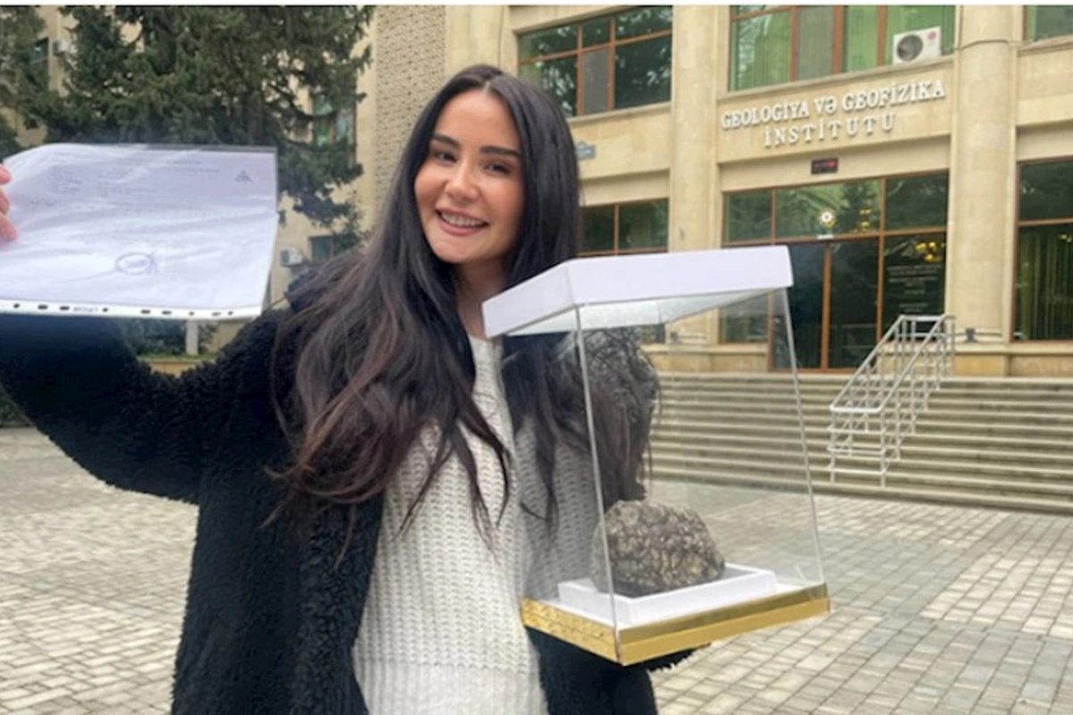 Həyətinə düşən daş meteorit imiş — FOTOLAR