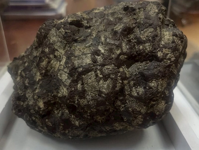 Həyətinə düşən daş meteorit imiş — FOTOLAR Həyətinə düşən daş meteorit imiş — FOTOLAR
