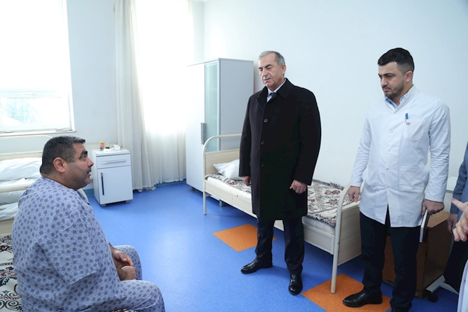 İcra başçısı xəstəxanada şəhid ailələri və qaziləri ziyarət etdi — FOTOLAR