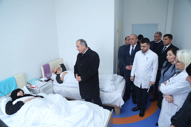 İcra başçısı xəstəxanada şəhid ailələri və qaziləri ziyarət etdi — FOTOLAR