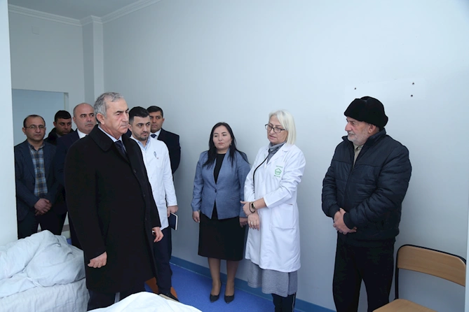 İcra başçısı xəstəxanada şəhid ailələri və qaziləri ziyarət etdi — FOTOLAR