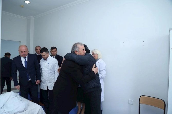 İcra başçısı xəstəxanada şəhid ailələri və qaziləri ziyarət etdi — FOTOLAR
