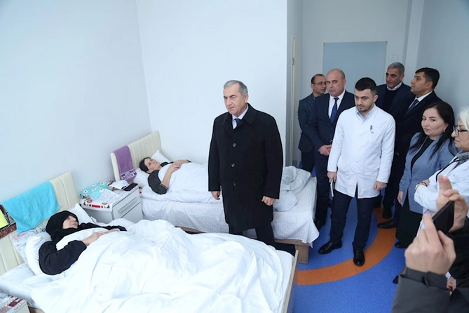 İcra başçısı xəstəxanada şəhid ailələri və qaziləri ziyarət etdi — FOTOLAR