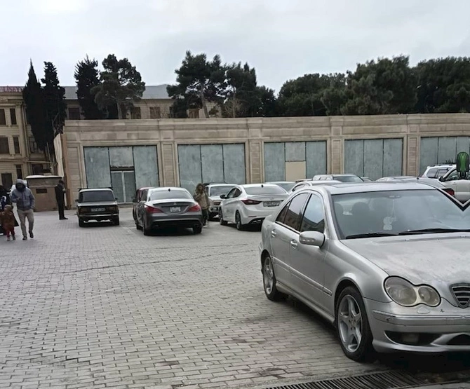 “AAAF Park”da nə baş verir? — Ulu Öndərin postamentini dayanacağa sürüşdürənlər yaşayış mərkəzini necə təhlükəyə atıblar?