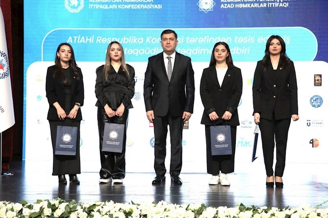 Bir qrup tələbəyə adlı təqaüd verilib — FOTOLAR Bir qrup tələbəyə adlı təqaüd verilib — FOTOLAR