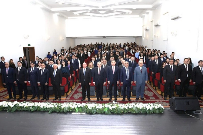 Bir qrup tələbəyə adlı təqaüd verilib — FOTOLAR Bir qrup tələbəyə adlı təqaüd verilib — FOTOLAR