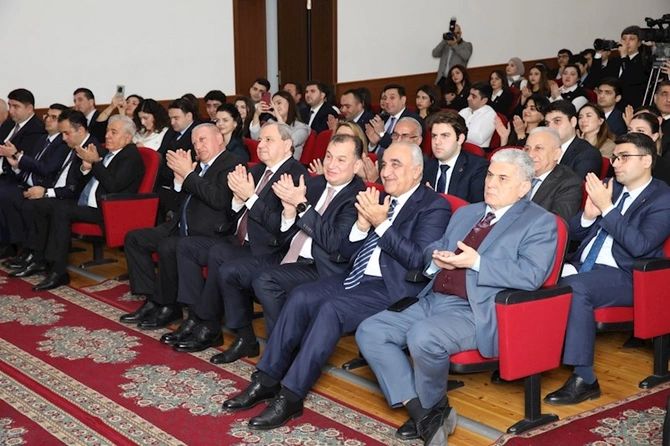 Bir qrup tələbəyə adlı təqaüd verilib — FOTOLAR Bir qrup tələbəyə adlı təqaüd verilib — FOTOLAR