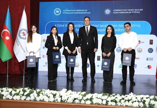 Bir qrup tələbəyə adlı təqaüd verilib — FOTOLAR Bir qrup tələbəyə adlı təqaüd verilib — FOTOLAR