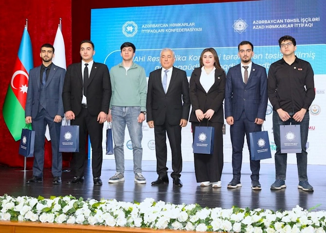 Bir qrup tələbəyə adlı təqaüd verilib — FOTOLAR Bir qrup tələbəyə adlı təqaüd verilib — FOTOLAR