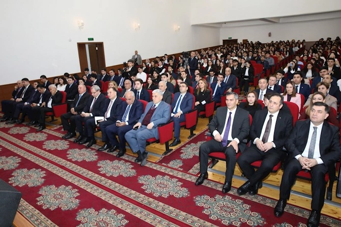 Bir qrup tələbəyə adlı təqaüd verilib — FOTOLAR Bir qrup tələbəyə adlı təqaüd verilib — FOTOLAR