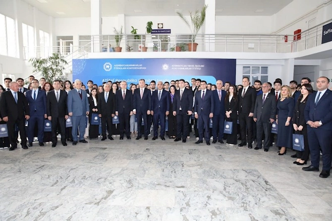 Bir qrup tələbəyə adlı təqaüd verilib — FOTOLAR Bir qrup tələbəyə adlı təqaüd verilib — FOTOLAR