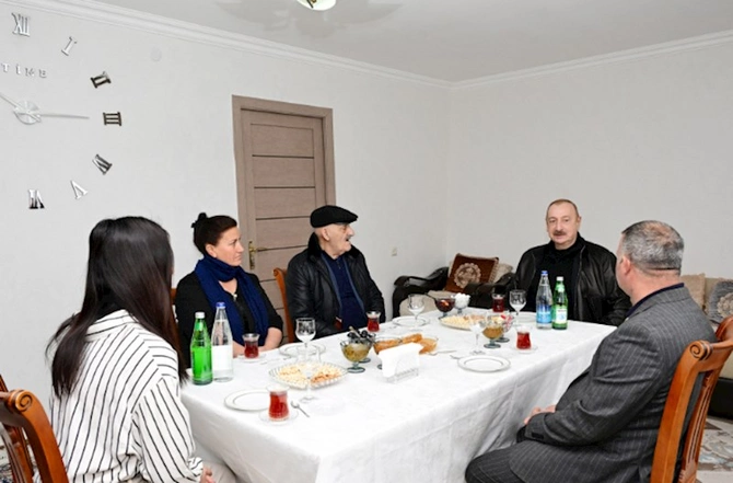 Prezident Ballıca kəndində bir qrup sakinlə görüşdü — FOTOLAR (YENİLƏNİB) Prezident Ballıca kəndində bir qrup sakinlə görüşdü — FOTOLAR (YENİLƏNİB)