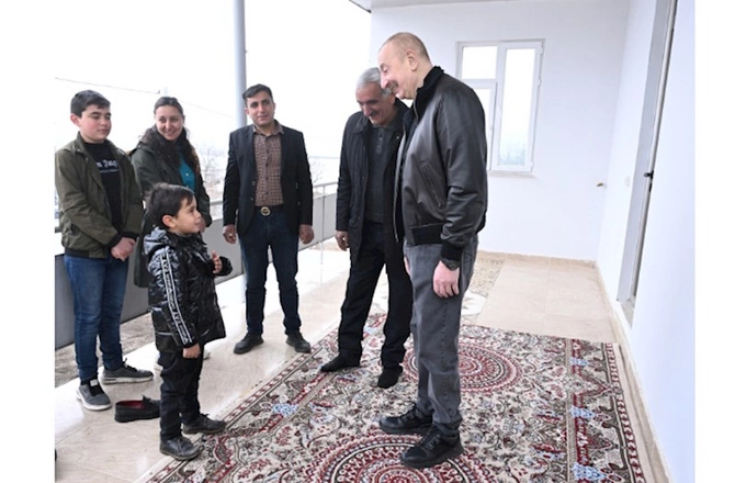 Prezident Ballıca kəndində bir qrup sakinlə görüşdü — FOTOLAR (YENİLƏNİB) Prezident Ballıca kəndində bir qrup sakinlə görüşdü — FOTOLAR (YENİLƏNİB)
