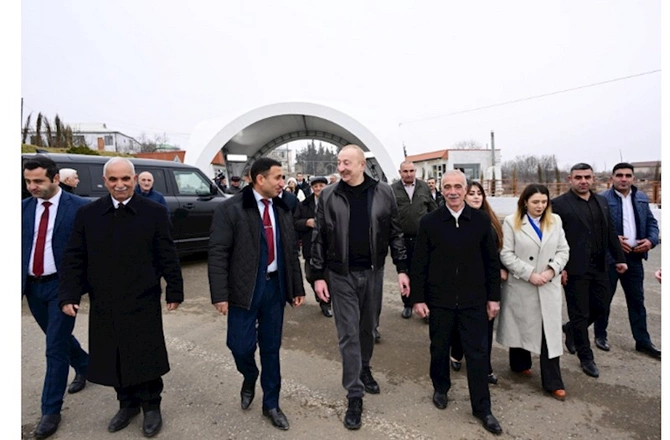 Prezident Ballıca kəndində bir qrup sakinlə görüşdü — FOTOLAR (YENİLƏNİB) Prezident Ballıca kəndində bir qrup sakinlə görüşdü — FOTOLAR (YENİLƏNİB)