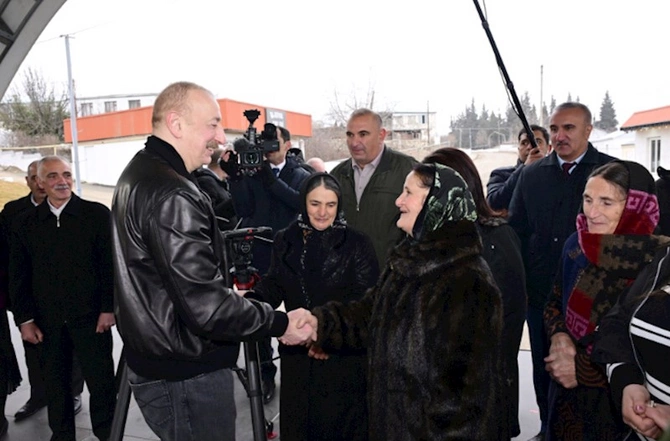 Prezident Ballıca kəndində bir qrup sakinlə görüşdü — FOTOLAR (YENİLƏNİB) Prezident Ballıca kəndində bir qrup sakinlə görüşdü — FOTOLAR (YENİLƏNİB)