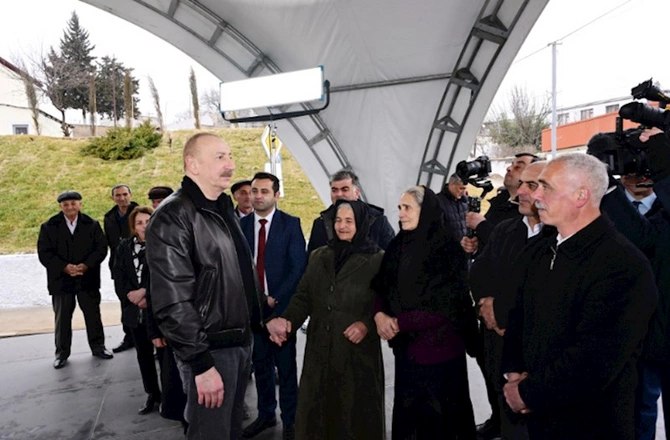 Prezident Ballıca kəndində bir qrup sakinlə görüşdü — FOTOLAR (YENİLƏNİB) Prezident Ballıca kəndində bir qrup sakinlə görüşdü — FOTOLAR (YENİLƏNİB)